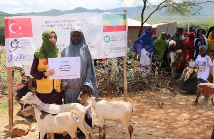  1TL Derneği'nden Etiyopya'da keçi hediyesi