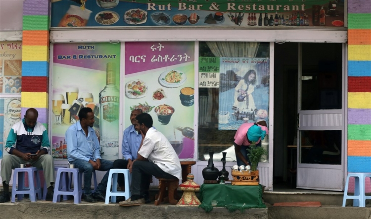 Addis Ababa'da yol üzerinde kahve tezgahları