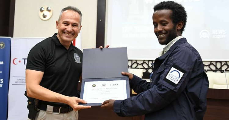 Etiyopyalı gazeteci Silabet Manaye Savaş Muhabirliği sertifikasını aldı