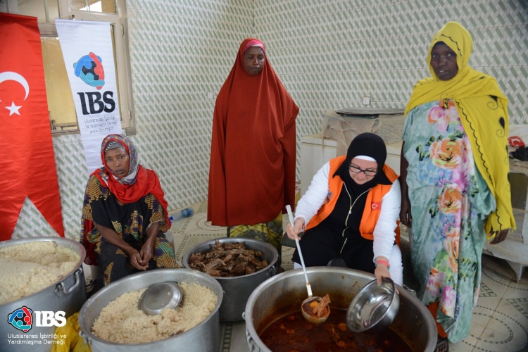 IBS'den Etiyopya'da sicak yemek dağıtımı