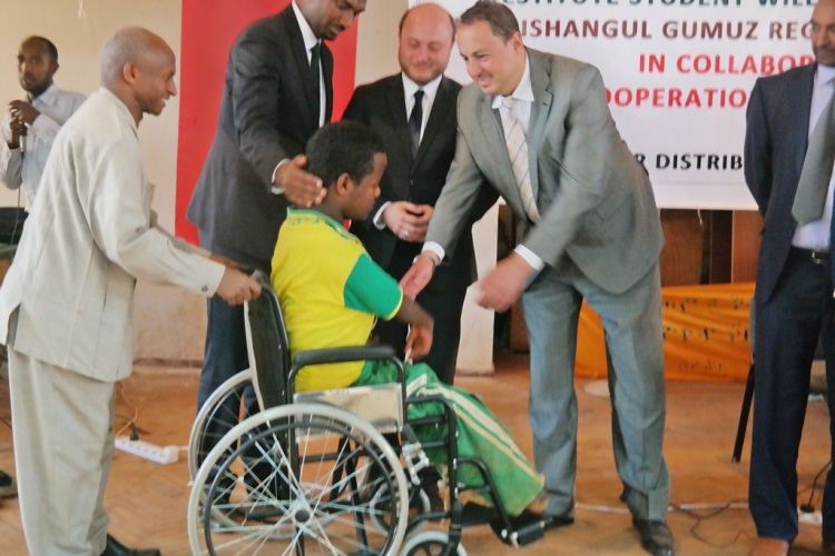 TIKA'dan Etiyopya'ya tekerlekli sandalye yardimi