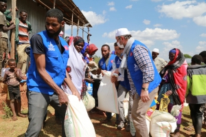 Denizfeneri Etiyopya'da gıda yardım paketleri dağıttı